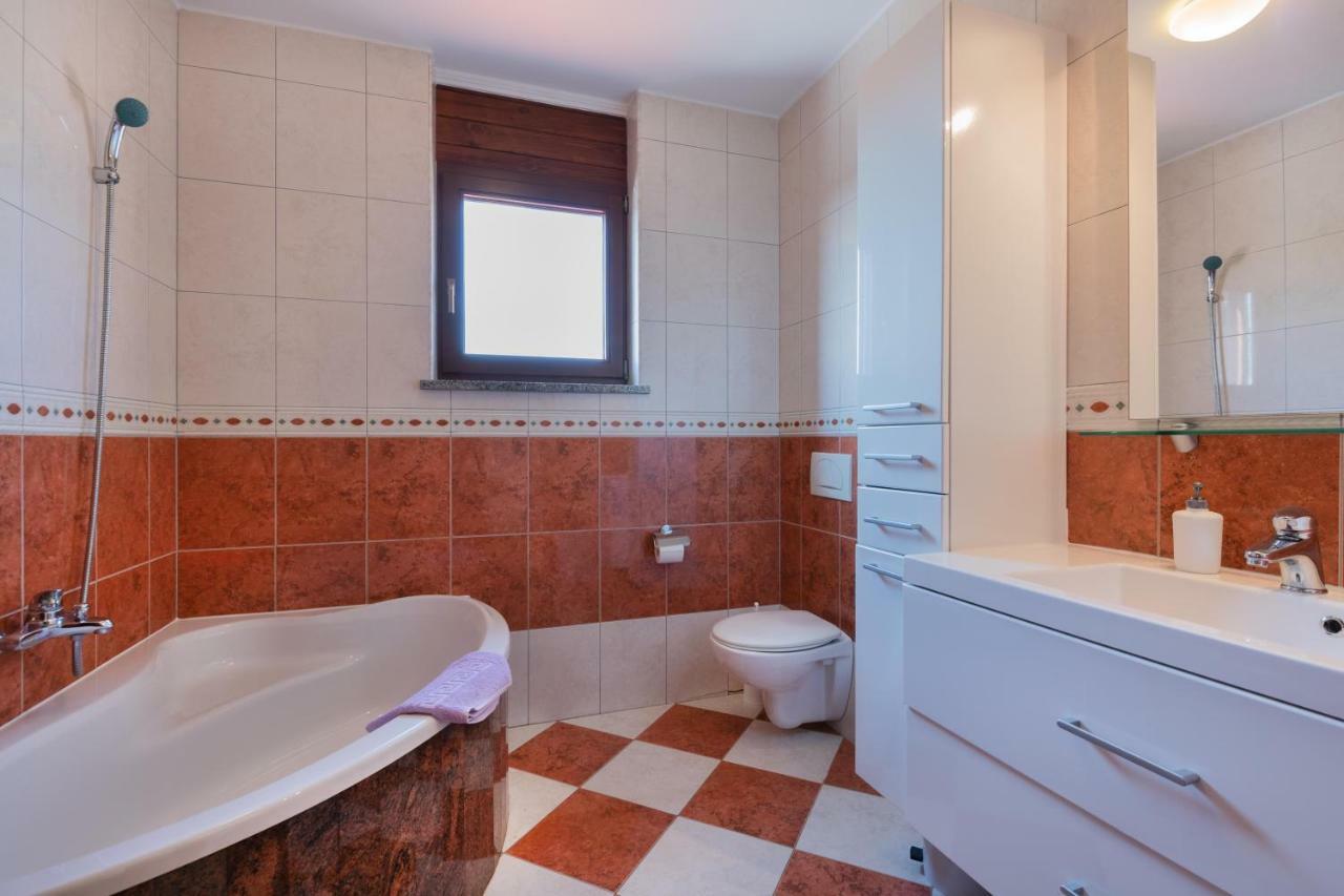 Ferienhaus Mary Ližnjan Esterno foto